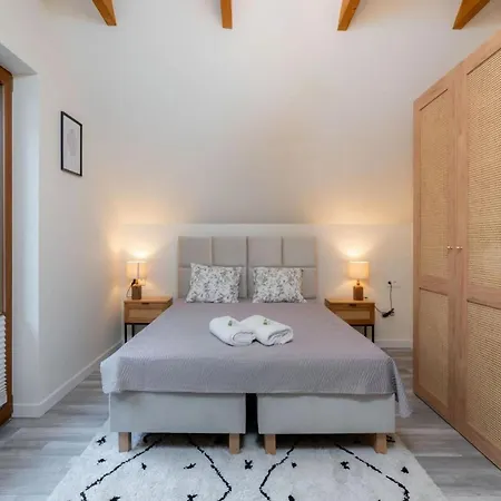 Large With Garden, Sauna And Jacuzzi Holiday home *