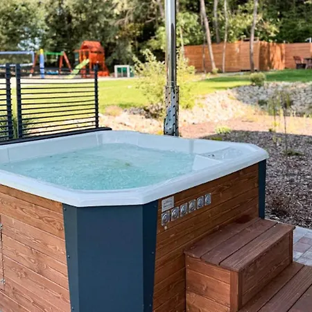 Large With Garden, Sauna And Jacuzzi Holiday home